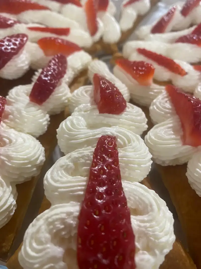 Dolci con panna e fragole